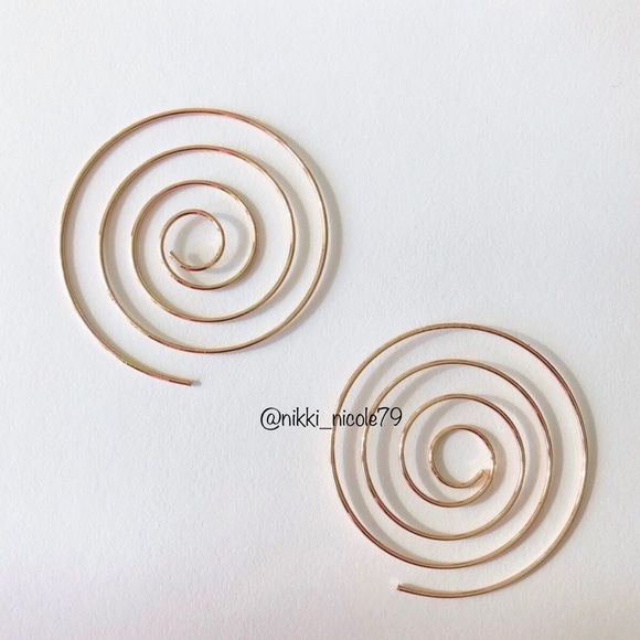 {BNIB} Gold Tone Swirl Hoop Earrings - Picture 2 of 3